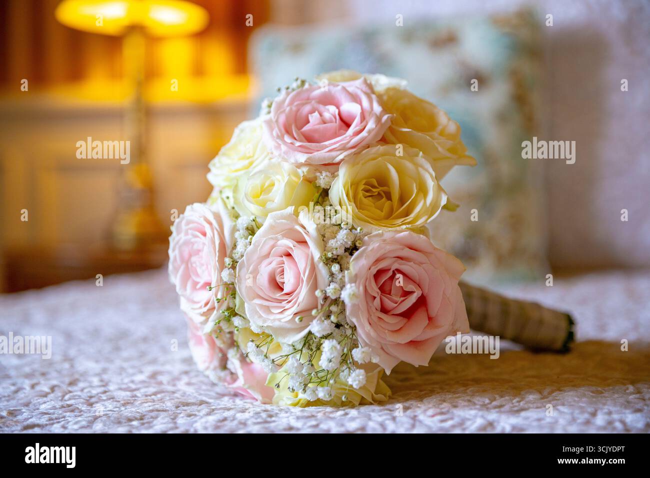 Élégant bouquet de mariée avec roses roses douces et crème accentuées par le souffle de bébé Banque D'Images
