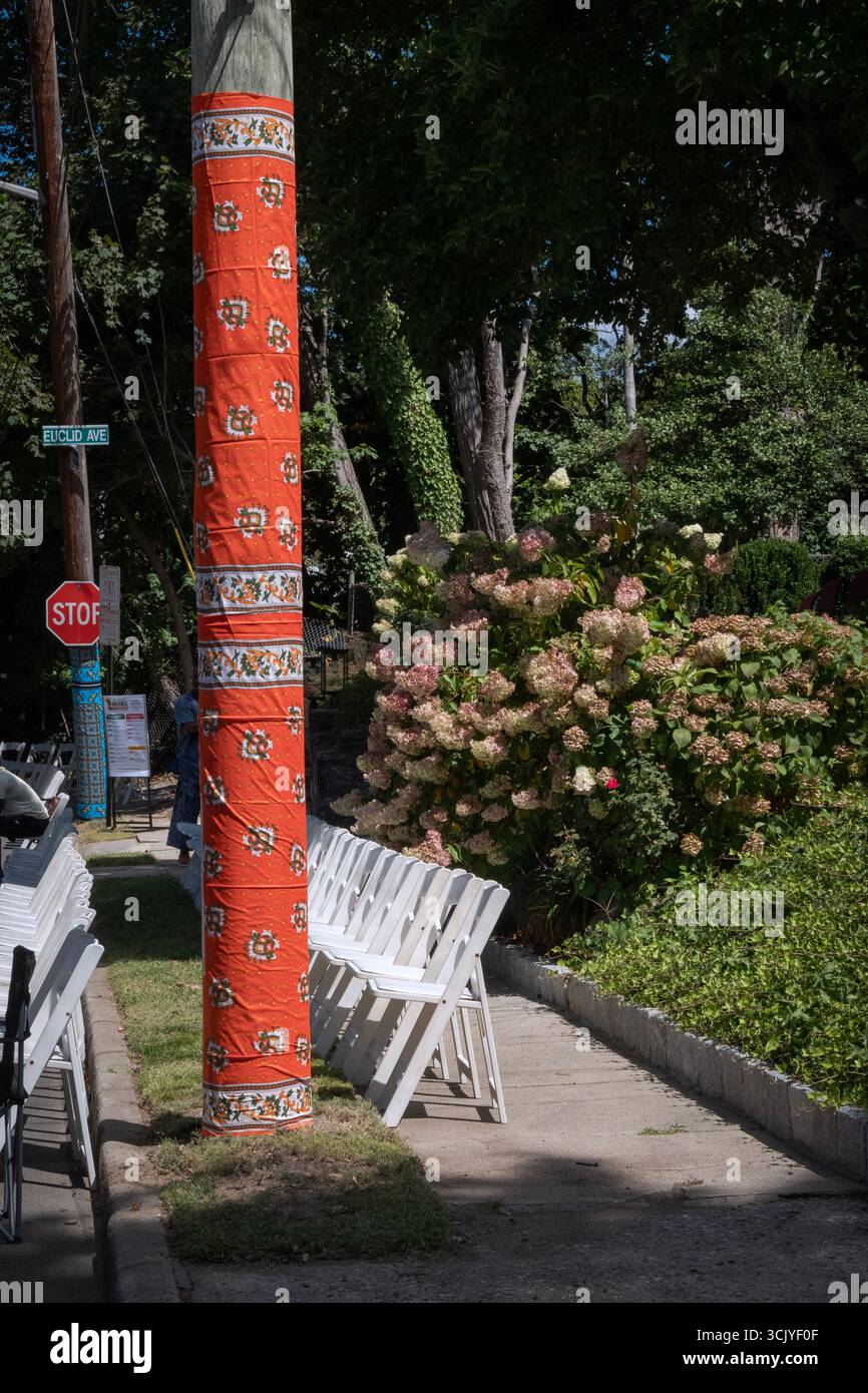 Tissu tanzanien Konga, ici décorant les poteaux & en Afrique de l'est utilisé pour les vêtements, les couvre-têtes, tabliers, porte-pots, etc. À Wakanda 2025. Banque D'Images