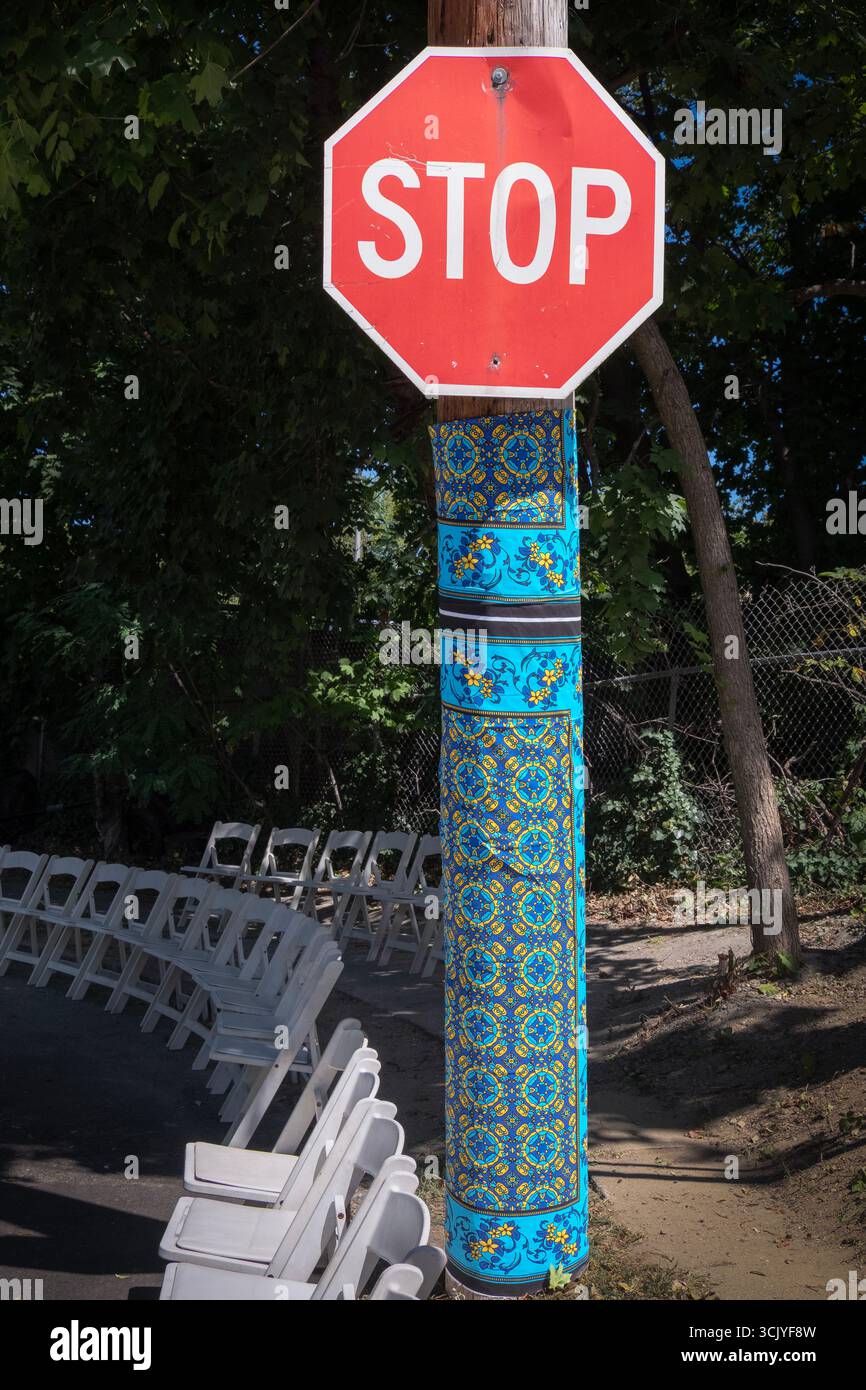 Tissu tanzanien Konga, ici décorant les poteaux & en Afrique de l'est utilisé pour les vêtements, les couvre-têtes, tabliers, porte-pots, etc. À Wakanda 2025. Banque D'Images