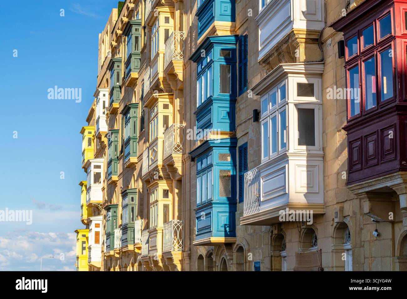 Étonnantes maisons historiques avec des balcons en bois colorés à la Valletta, capitale de Malte Banque D'Images