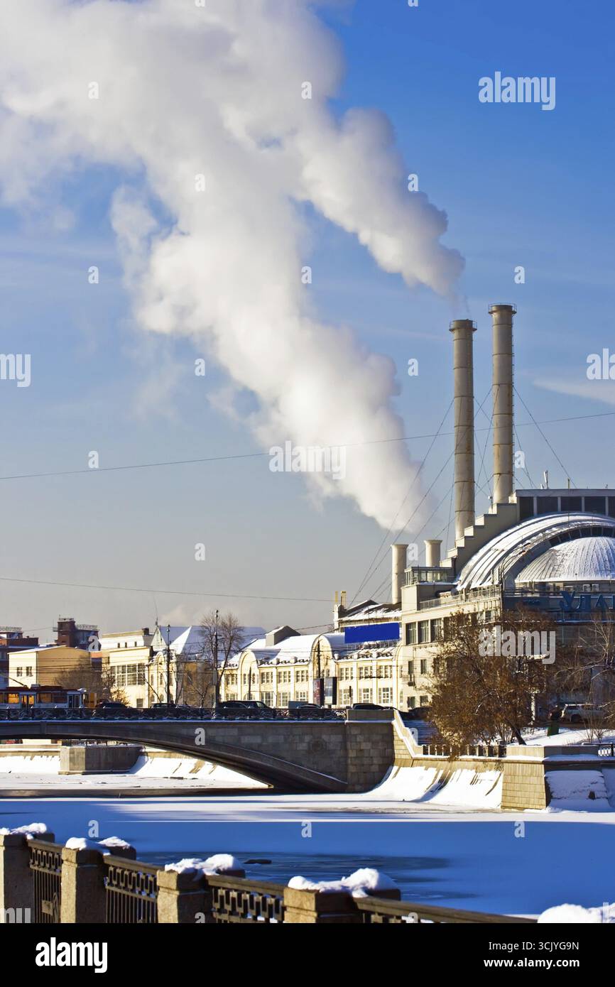 Une usine avec des cheminées et de la fumée blanche, Moscou Banque D'Images