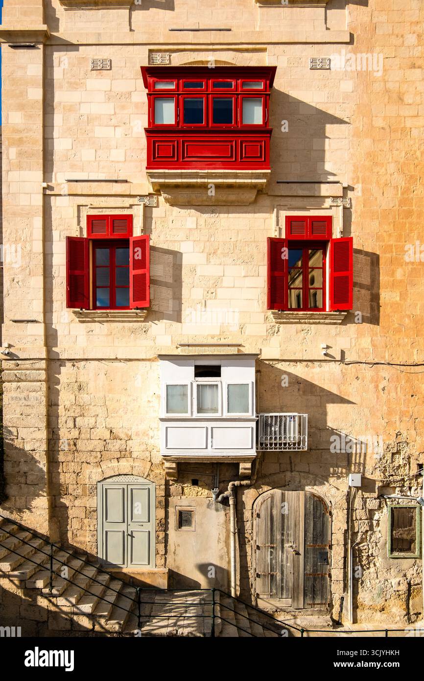 Étonnantes, merveilleuses maisons historiques avec balcons en bois rouge à la Valette, capitale de Malte Banque D'Images
