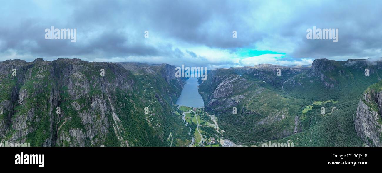 Explorez les paysages époustouflants du Lysefjord à Lysebotn, en Norvège, où les falaises vertigineuses rencontrent des eaux tranquilles. Le paysage spectaculaire invite les amoureux de la nature et les aventuriers à découvrir sa beauté. Banque D'Images