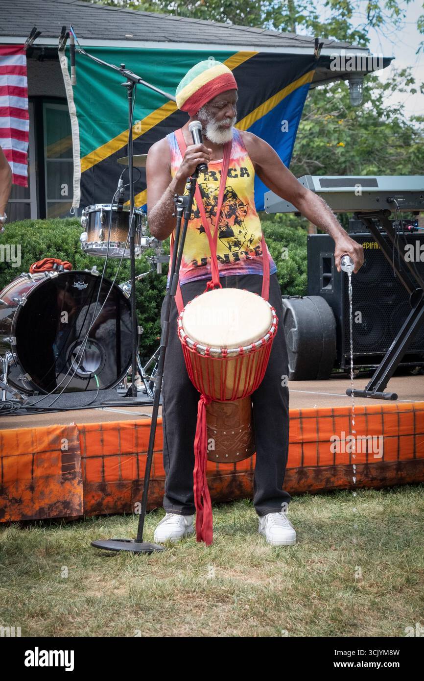À Wakanda 2025, un batteur verse de l'eau sur le sol lors d'une cérémonie de libation. À Mount Vernon, Westchesster, New York Banque D'Images