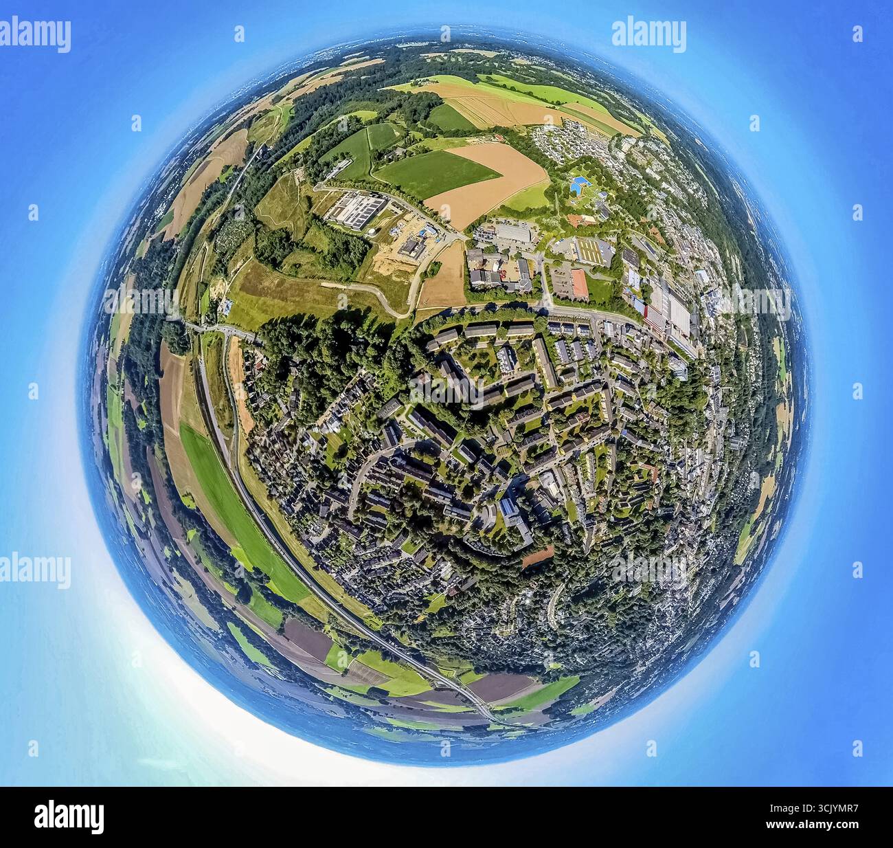 Vue aérienne, quartier résidentiel et vue locale Heiligenhaus-Ouest, route principale route fédérale B227, autoroute de connexion A44, nouvelle zone commerciale Bertha-Benz- Banque D'Images