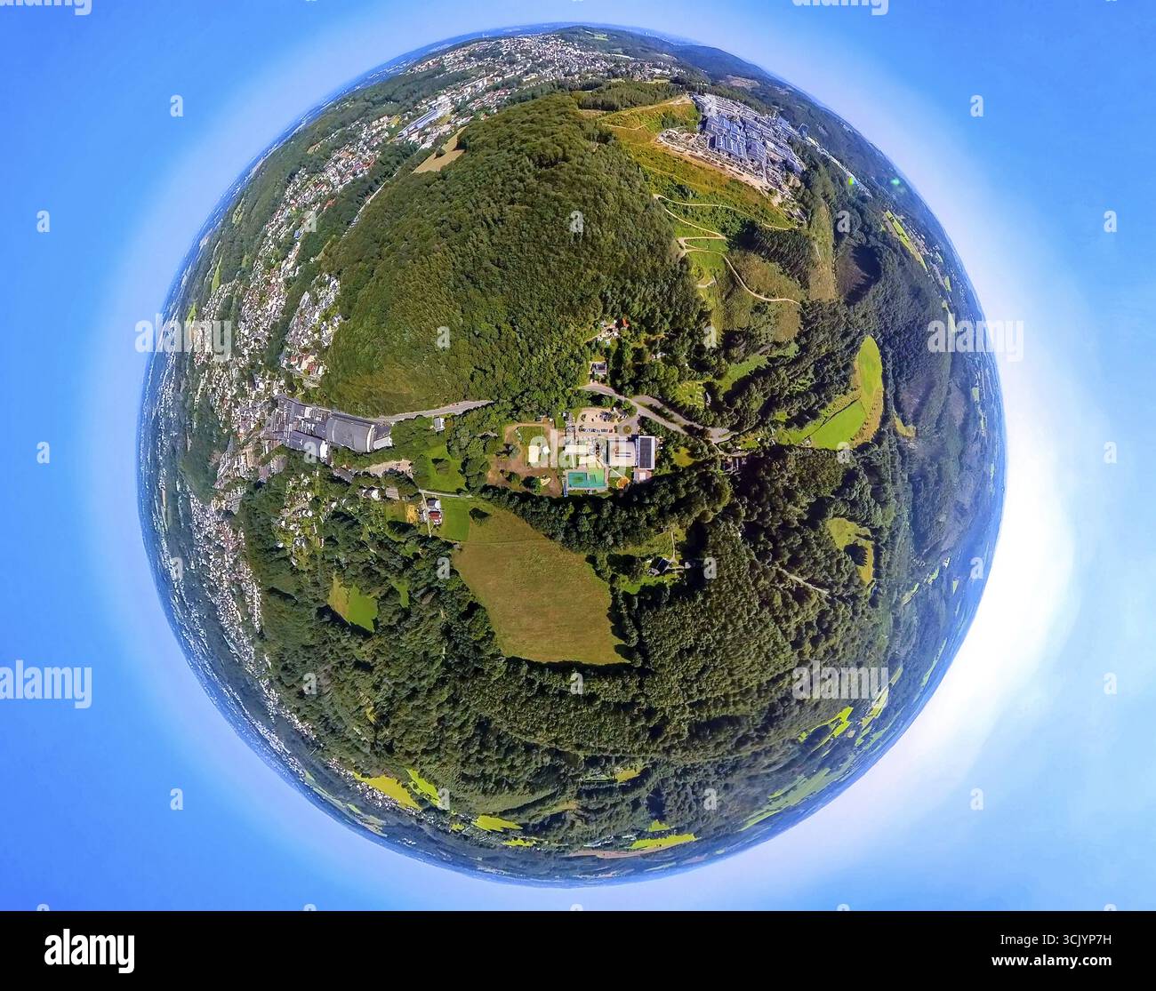 Vue aérienne, piscine extérieure naturelle de Klutertbad dans la zone forestière, globe terrestre, image fisheye, image fisheye, image 360 degrés, minuscule monde, éclairé Banque D'Images