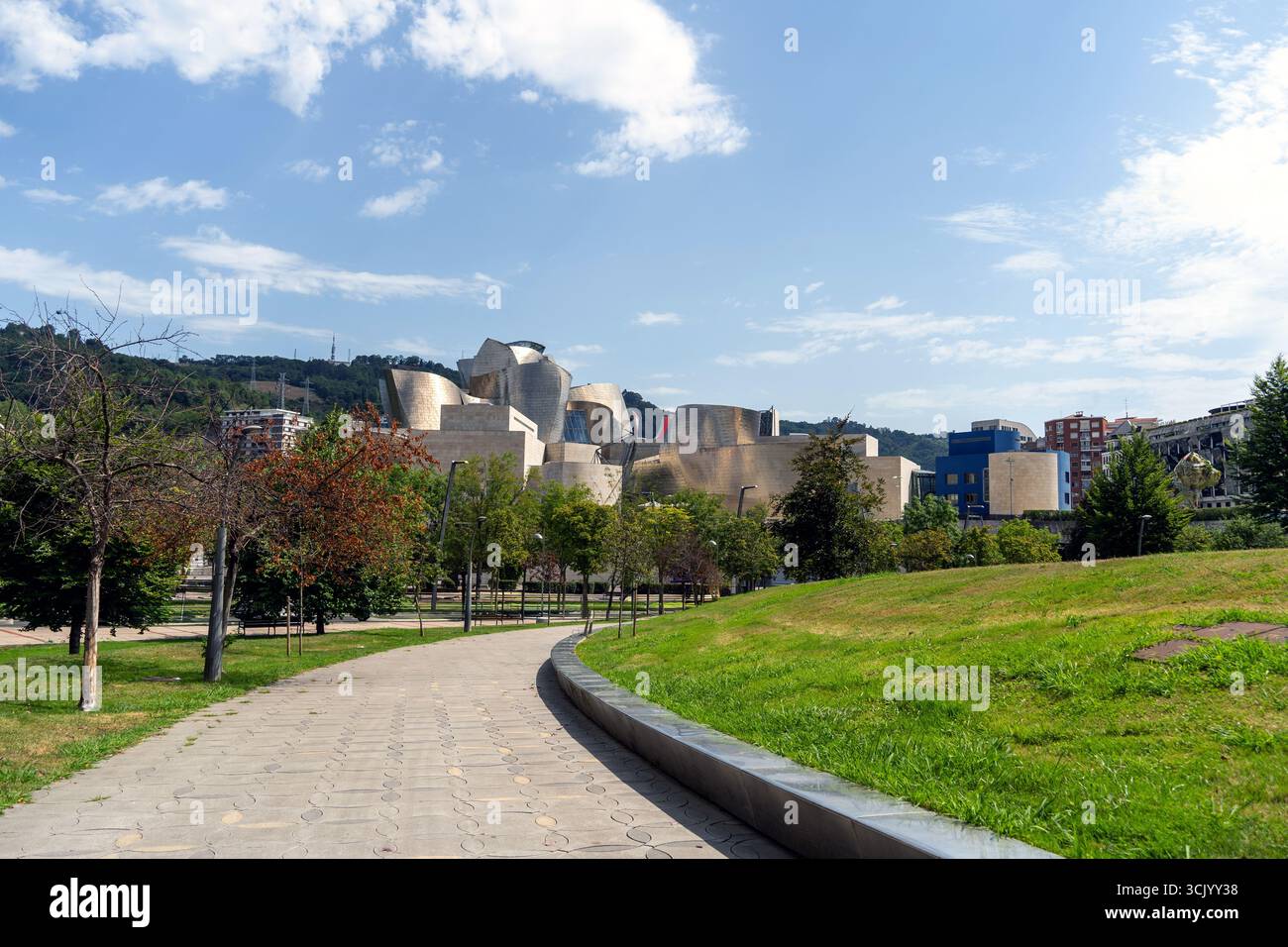 Musée Guggenheim Bilbao avec Park Pathway Banque D'Images