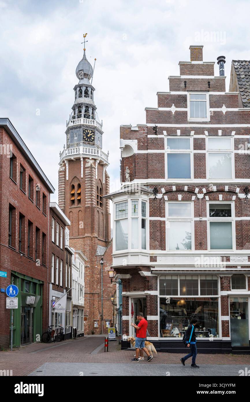 Maison à la place Bellamypark, vue à travers la Kerkstraat à Saint Jacques la Grande église, Vlissingen, Walcheren, Zélande, pays-Bas. Haus am Bel Banque D'Images