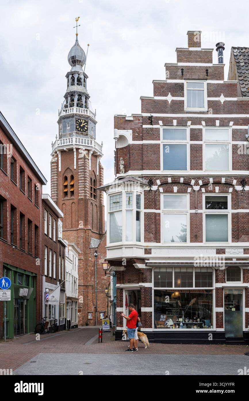 Maison à la place Bellamypark, vue à travers la Kerkstraat à Saint Jacques la Grande église, Vlissingen, Walcheren, Zélande, pays-Bas. Haus am Bel Banque D'Images