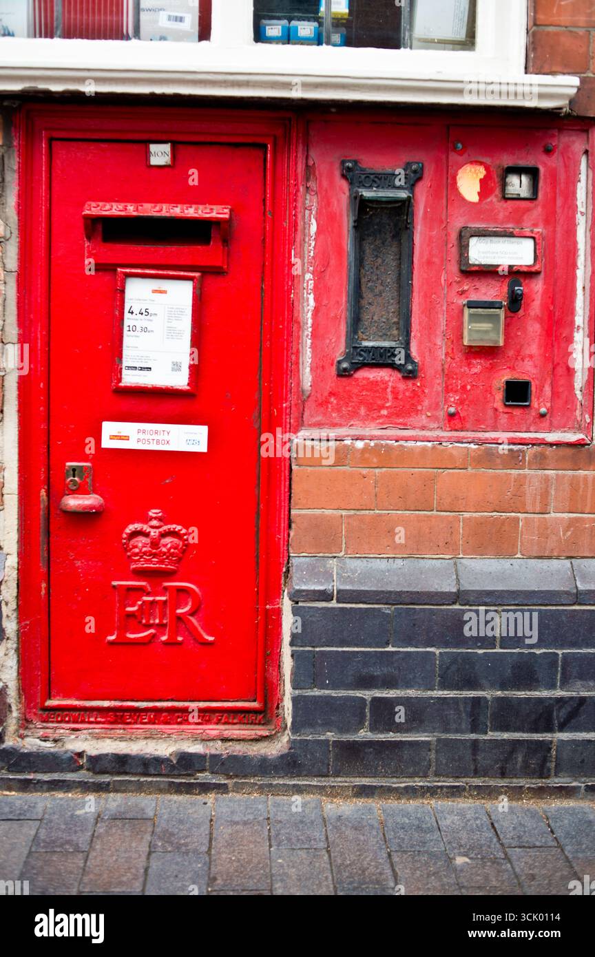 Boîte postale et ancienne machine à timbrer, Melbourne, Derbyshire, Angleterre Banque D'Images