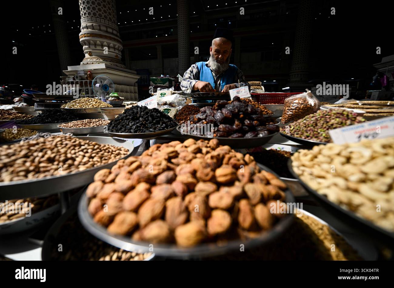 Douchanbé, Tadjikistan. 8 septembre 2025. Un vendeur travaille au marché Mehrgon à Douchanbé, Tadjikistan, le 8 septembre 2025. Le marché de Mehrgon est une attraction commerciale captivante à Douchanbé, avec une architecture distinctive et un merveilleux assortiment de produits. Crédit : Li Renzi/Xinhua/Alamy Live News Banque D'Images