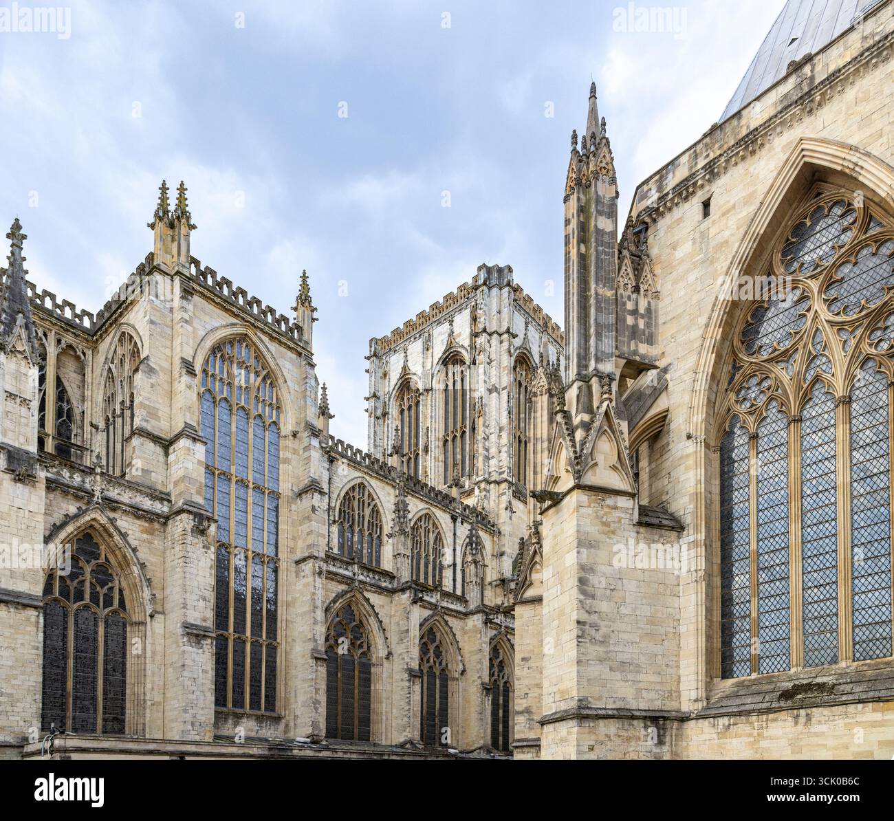 York Minster, célèbre cathédrale gothique et emblématique monument britannique du nord de l'Angleterre, avec ses flèches, ses vitraux et son artisanat médiéval Banque D'Images