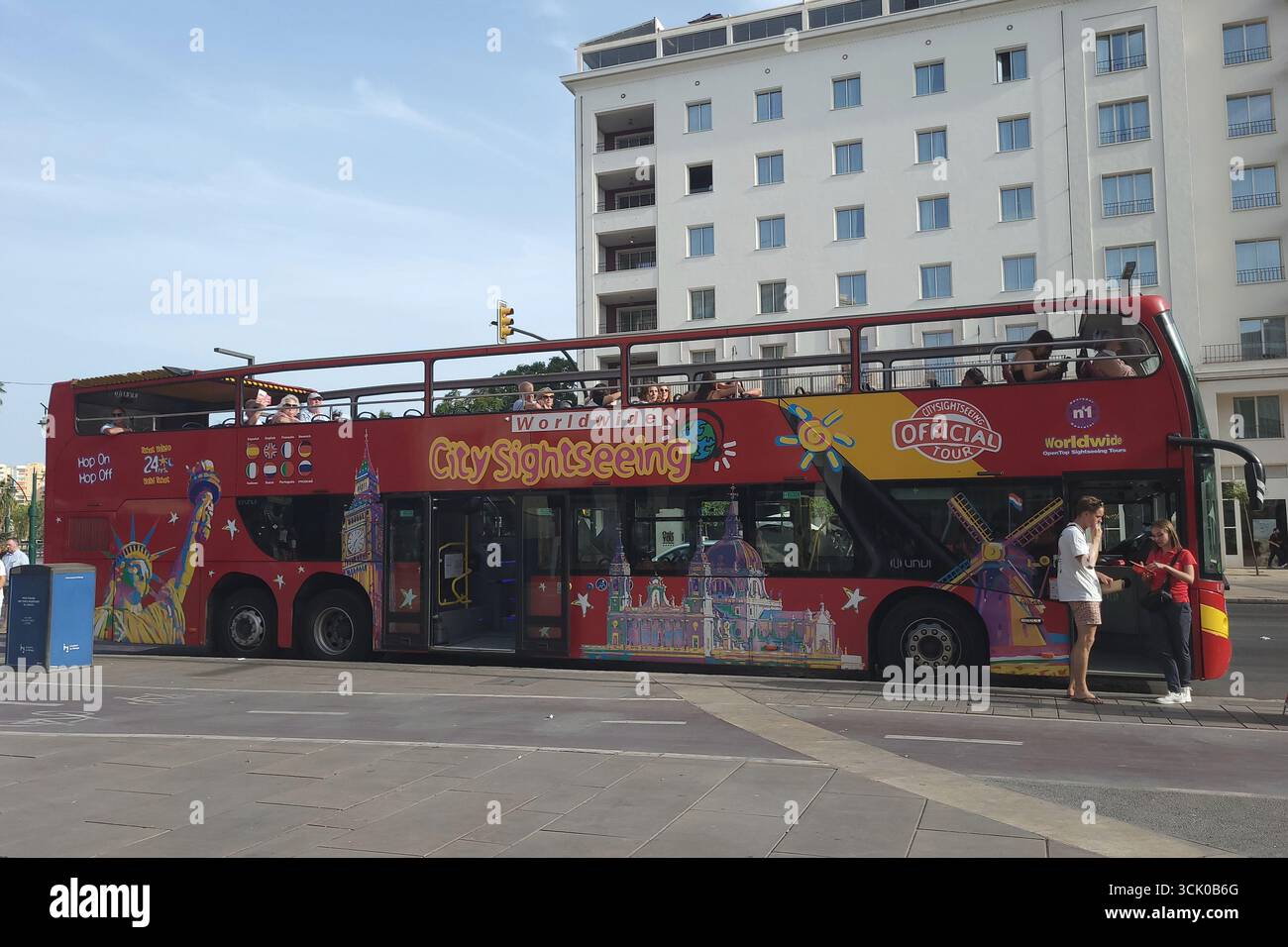 Málaga, Espagne - 8 septembre 2025 : l'excursion hop on hop off bus. Banque D'Images