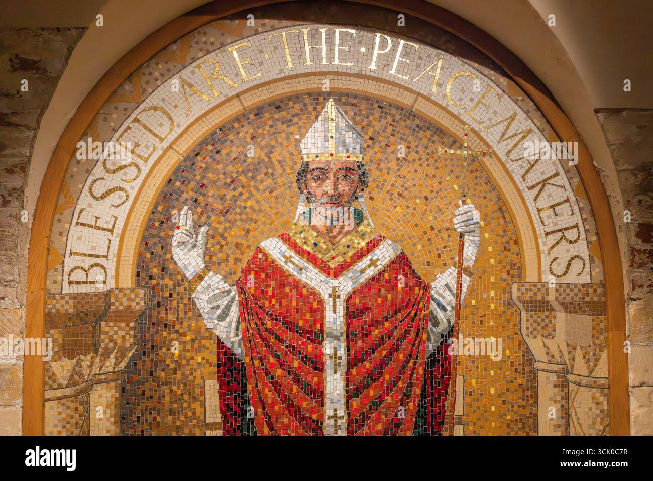 Mosaïque d’une figure religieuse à l’intérieur de York Minster, en Angleterre, avec mitre, bâton et geste de bénédiction sous l’inscription « Bienheureux sont les artisans de la paix » Banque D'Images
