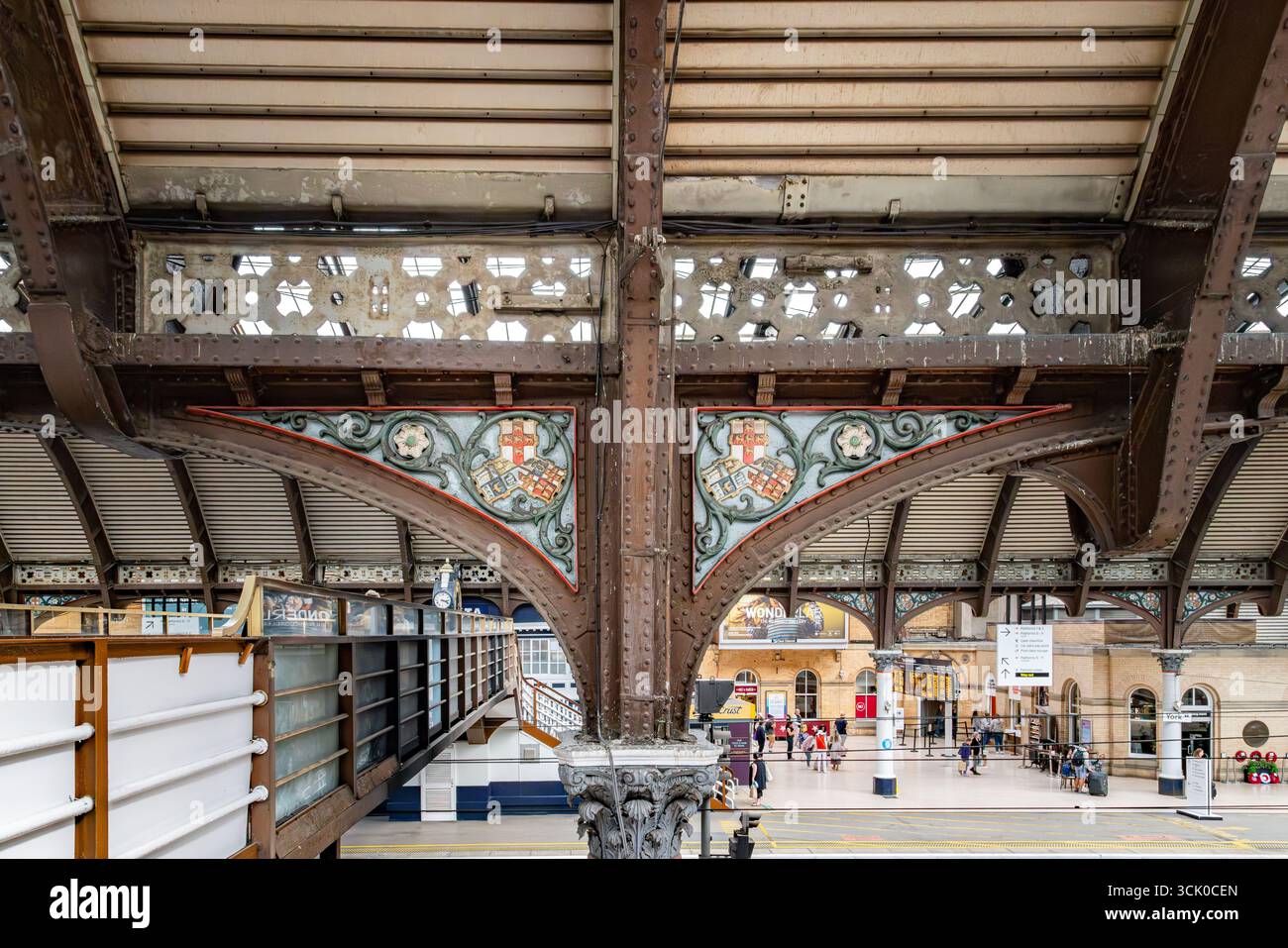 Ferronnerie ornée à l'intérieur de la gare de York, en Angleterre, avec des motifs floraux peints et géométriques qui mêlent design victorien et fonction moderne Banque D'Images
