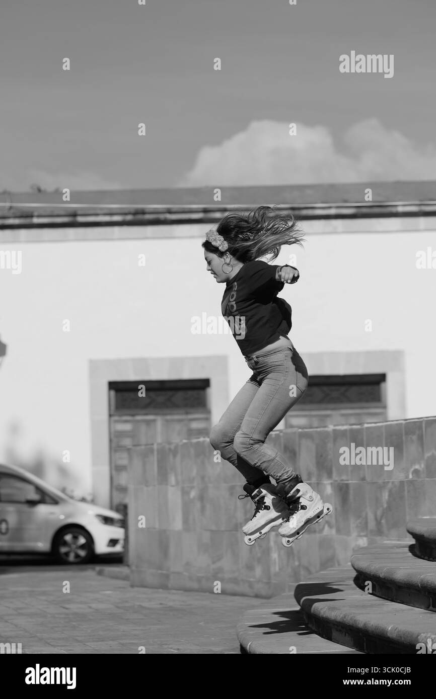 Une femme colombienne patine dans l'espace public mexicain Banque D'Images