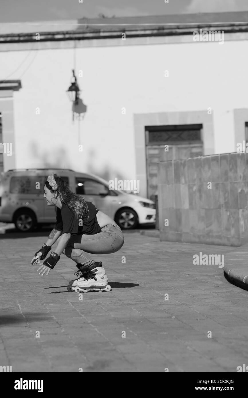 Une femme colombienne patine dans l'espace public mexicain Banque D'Images