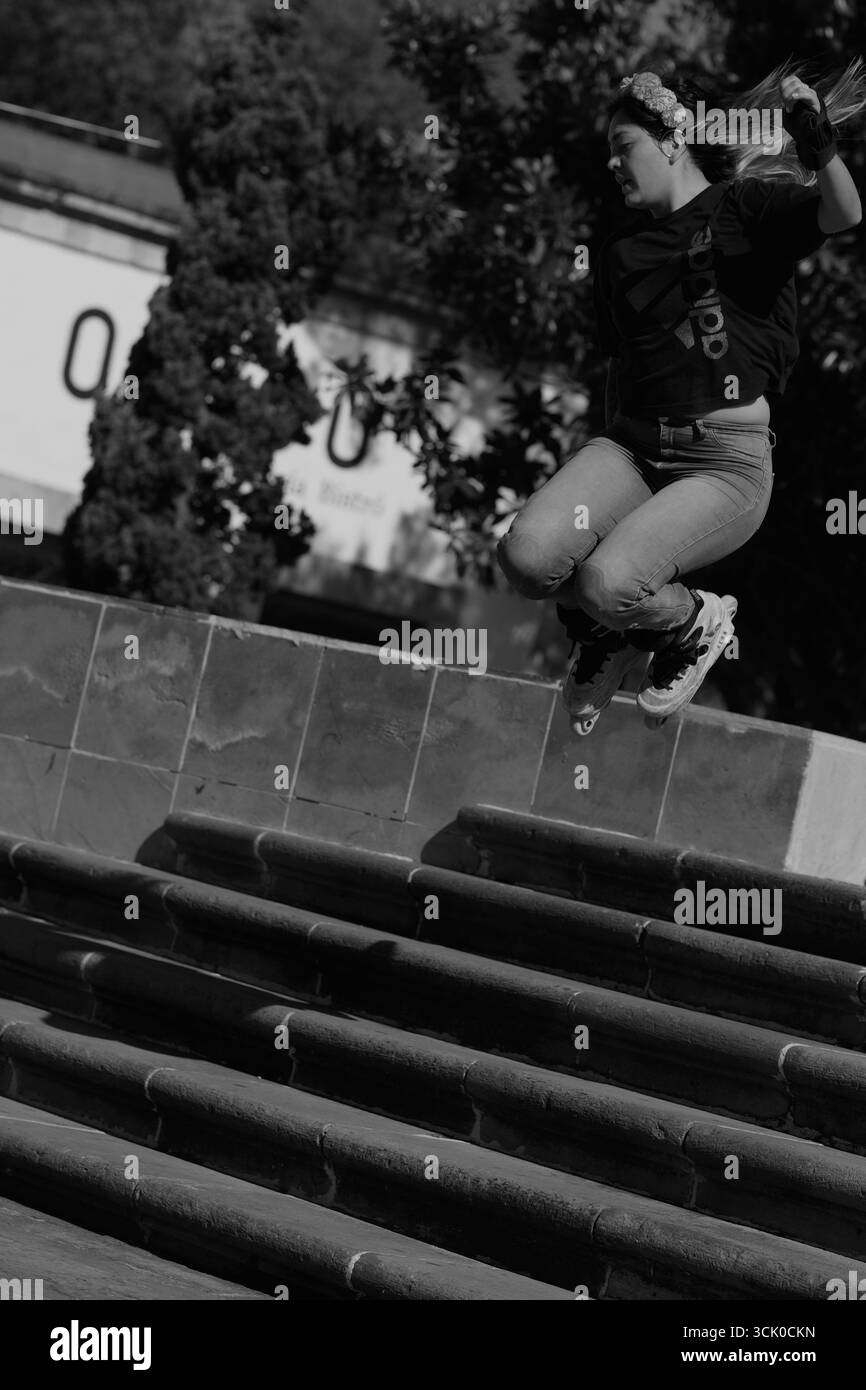 Une femme colombienne patine dans l'espace public mexicain Banque D'Images
