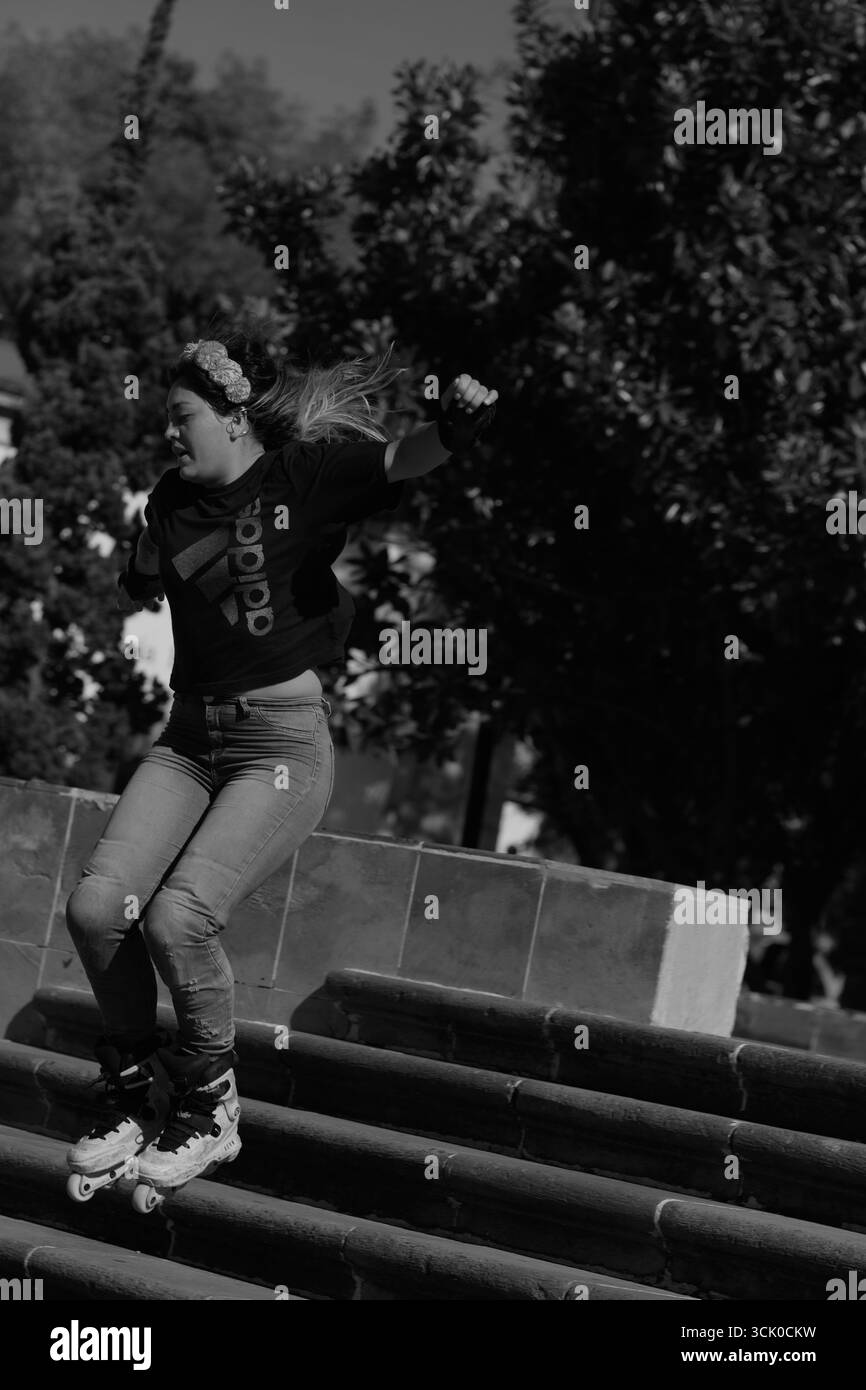 Une femme colombienne patine dans l'espace public mexicain Banque D'Images