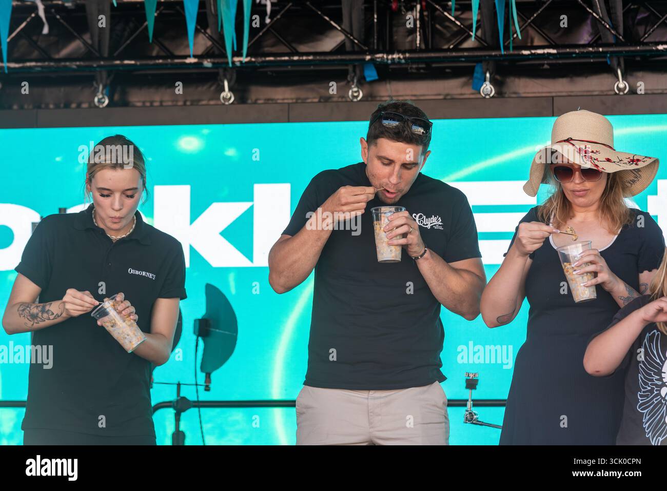 Course de compétition Cockle Eating à la Old Leigh Regatta 2025. Fruits de mer locaux Banque D'Images