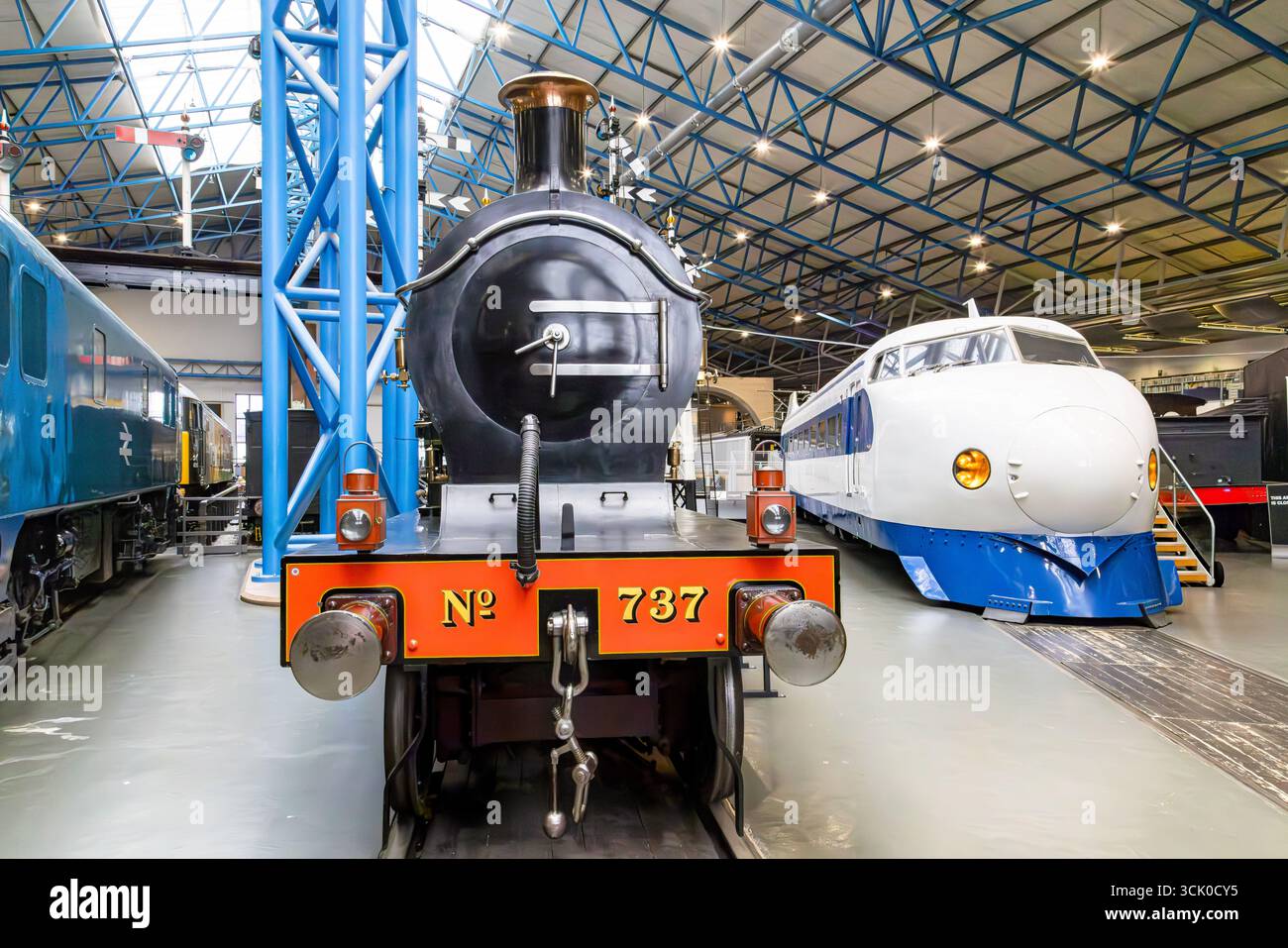 Vue de face de la locomotive à vapeur se&CR classe d n° 737 à côté d'un Shinkansen aka Bullet train, exposée au National Railway Museum à York, Angleterre Banque D'Images