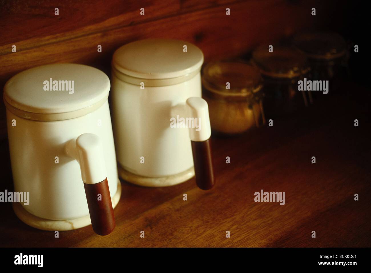 Tasses à thé en céramique avec infuseurs et couvercles, et quelques pots de sucre et de café Banque D'Images