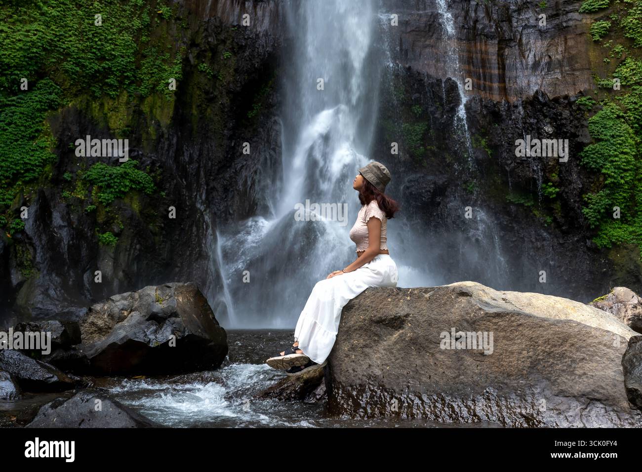 Femme à la cascade de Gitgit à Bali, Singaraja, Indonésie Banque D'Images