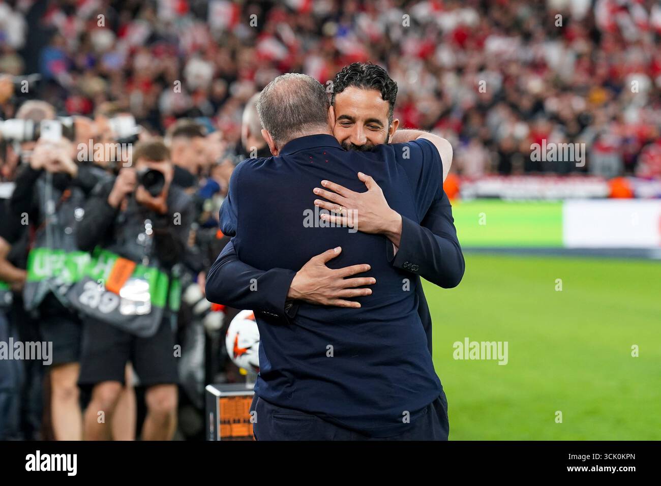 Bilbao, Espagne. 21 mai 2025. Ruben Amorim, le manager de Manchester United, et Ange Postecoglou Hug, le manager de Tottenham Hotspur, avant la finale du Tottenham Hotspur FC contre Manchester United FC UEFA Europa League à l'Estadio de San Mamés, Bilbao, Biscaye, Espagne, le 21 mai 2025 crédit : Eleanor Hoad/Every second Media Credit : Every second Media/Alamy Live News Banque D'Images