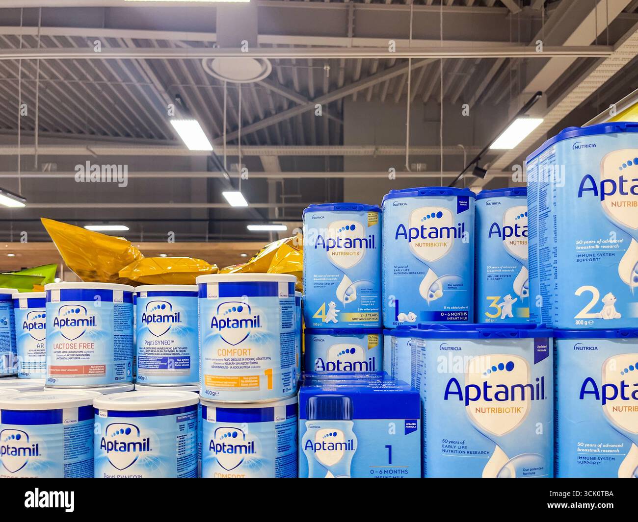 Riga, Lettonie - 04 septembre 2025 : les préparations pour bébés Aptamil sont exposées sur les étagères d'un supermarché, mettant en valeur différents emballages et nutri Banque D'Images