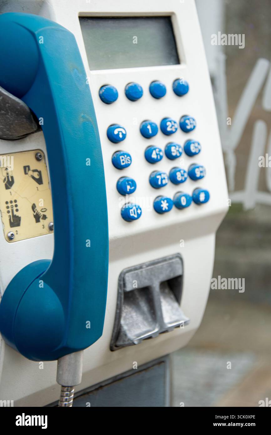 Un téléphone payant rétro bleu et blanc, symbole d'une époque passée, objet rétro Banque D'Images
