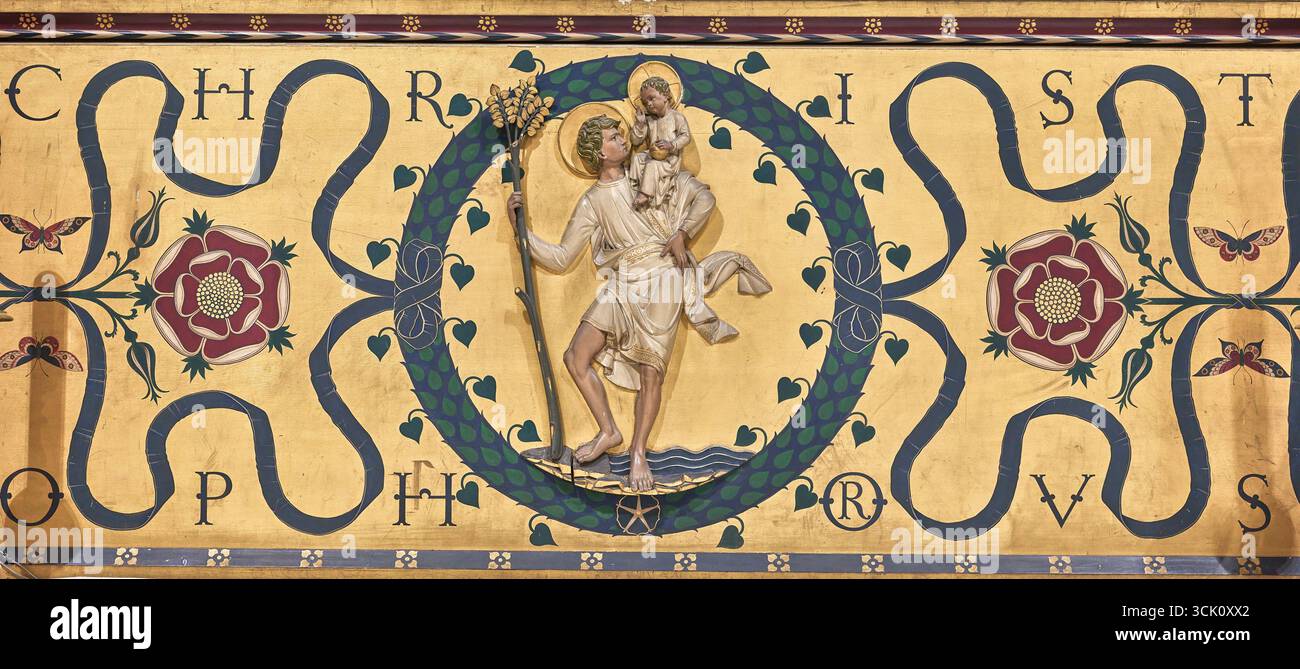 Redos, de Saint Christophe portant Jésus-Christ à travers un cours d'eau, derrière l'autel à l'extrémité est de la cathédrale chrétienne à Southwark, Londo Banque D'Images