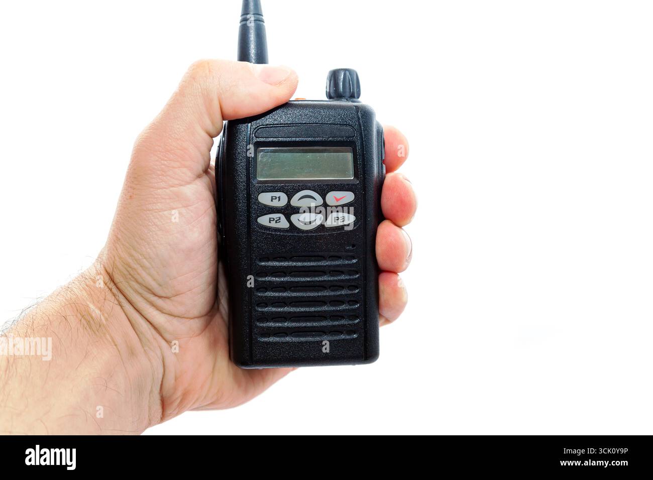 La main d'un homme tient un talkie-walkie sans fil, sur fond blanc, gros plan. Banque D'Images