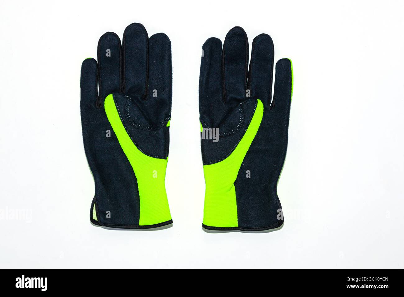 Gants de travail de protection sur fond blanc, vert - noir avec cuir noir et matière synthétique verte. Banque D'Images