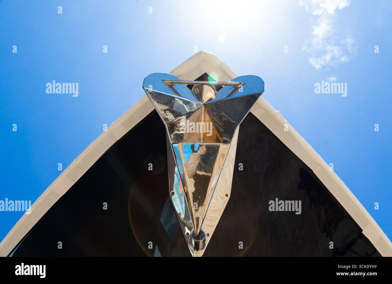 Arc de yacht de luxe avec ancre en acier inoxydable vue d'en bas contre le ciel bleu et la lumière du soleil, de près Banque D'Images