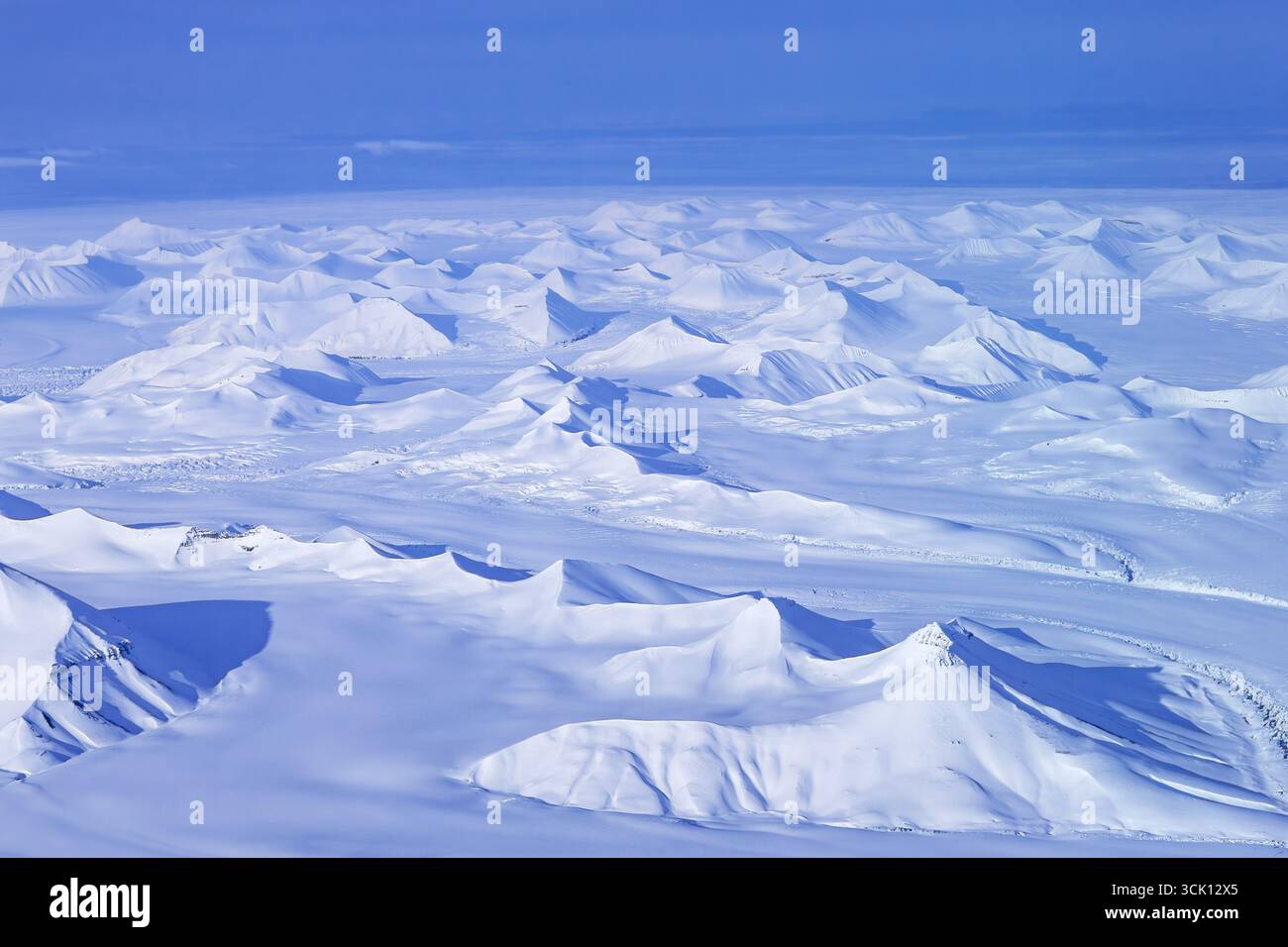 Vue aérienne sur les montagnes enneigées et les vallées sur le Svalbard / Spitzberg au printemps, Norvège Banque D'Images