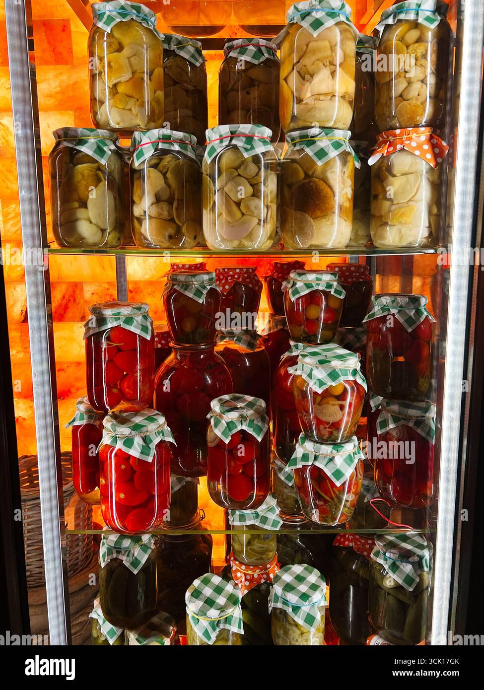 Affichage coloré de bocaux en verre avec des légumes marinés et des fruits sur une étagère Banque D'Images