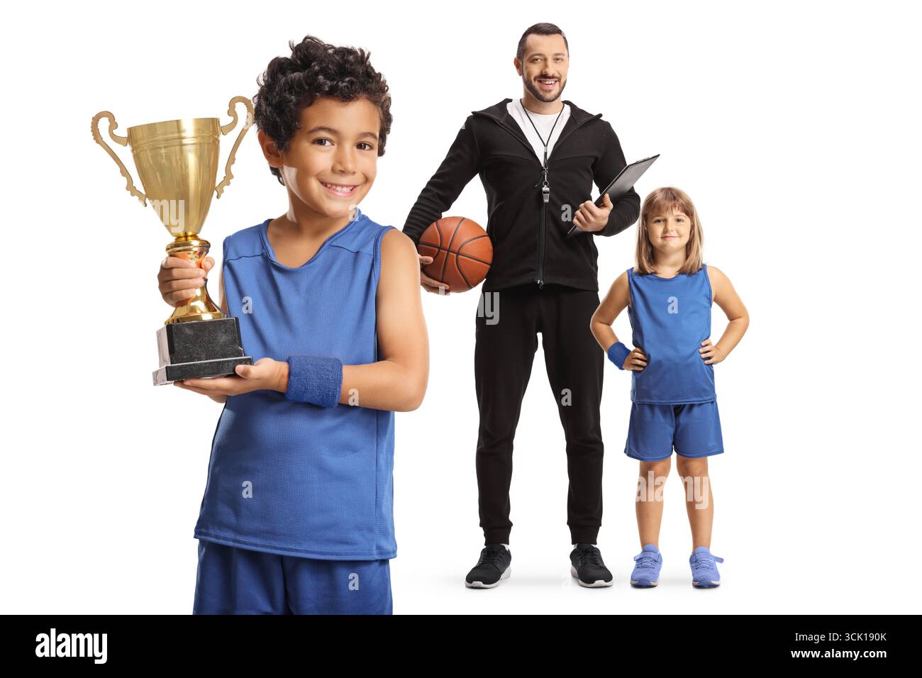Enfants avec un entraîneur de basket-ball gagnant une coupe trophée isolé sur fond blanc Banque D'Images
