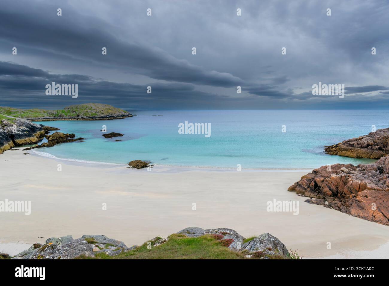 Achmelvich Lochinver Sutherland Écosse un ciel sombre mer turquoise et le sable blanc de la plage de Vestey Banque D'Images