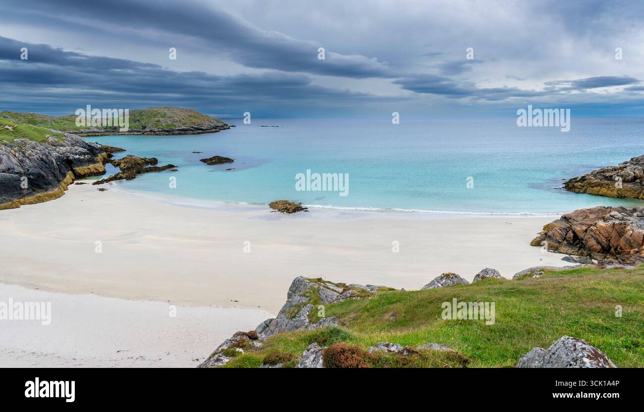 Achmelvich Lochinver Sutherland Écosse le ciel bleu turquoise et le sable blanc de la plage de Vestey Banque D'Images