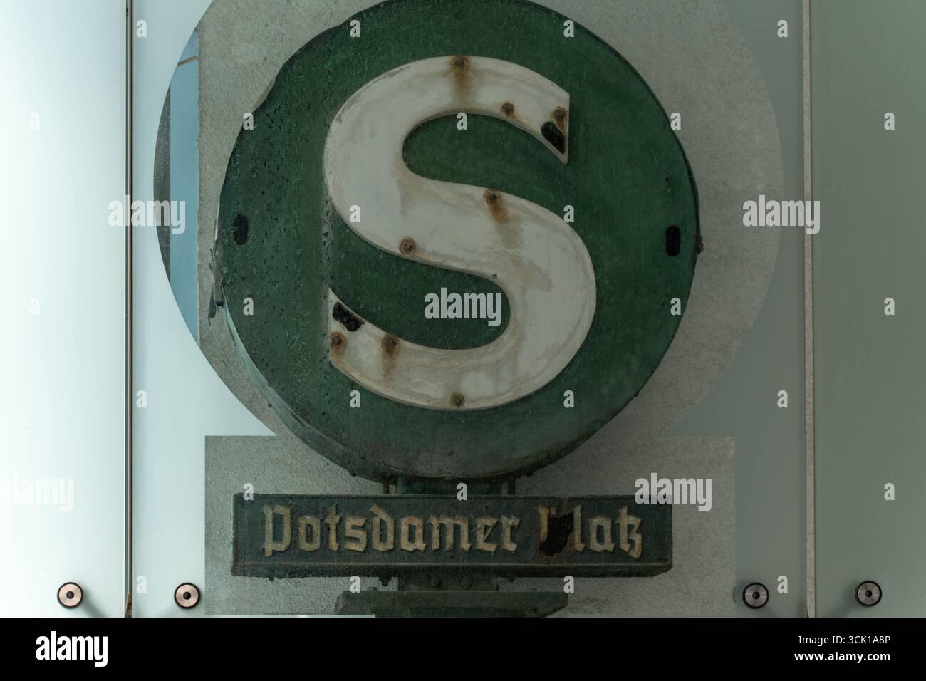 Un vieux panneau S-Bahn avec le lettrage Potsdamer Platz. Il montre des signes d'usure et de rouille. Banque D'Images