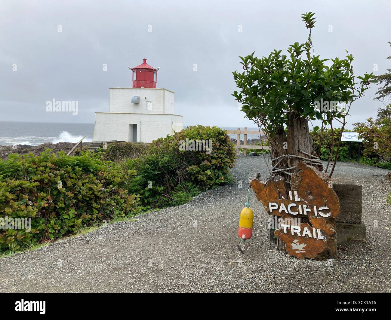 Phare d'Amphitrite point, sentier Wild Pacific, boucle de phare, Ucluelet, île de Vancouver, Colombie-Britannique, Canada - Image de stock capturée avec un smartphone