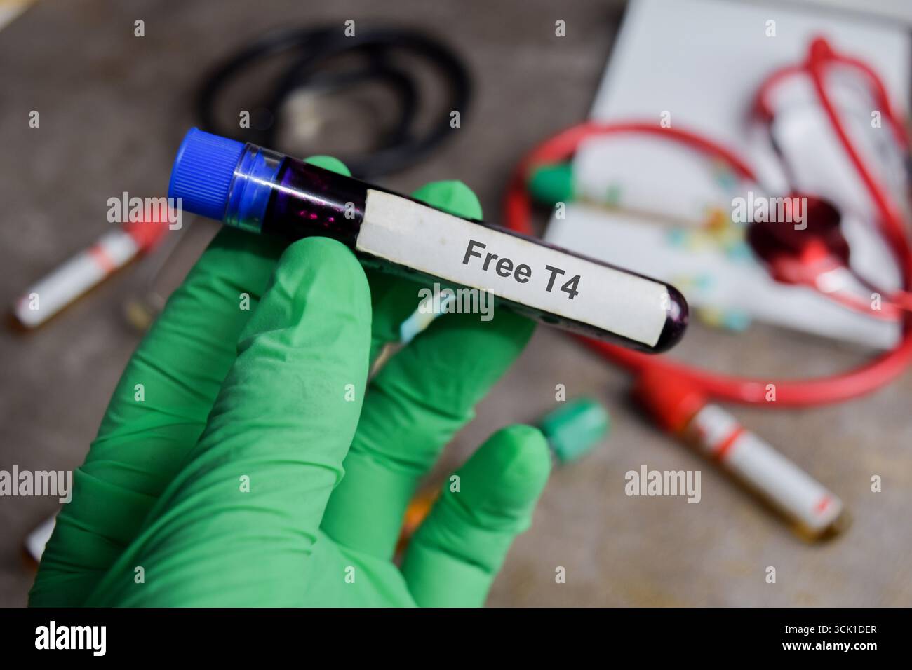 Vaccin T4 libre dans les mains vertes gantées. Concept médical Banque D'Images