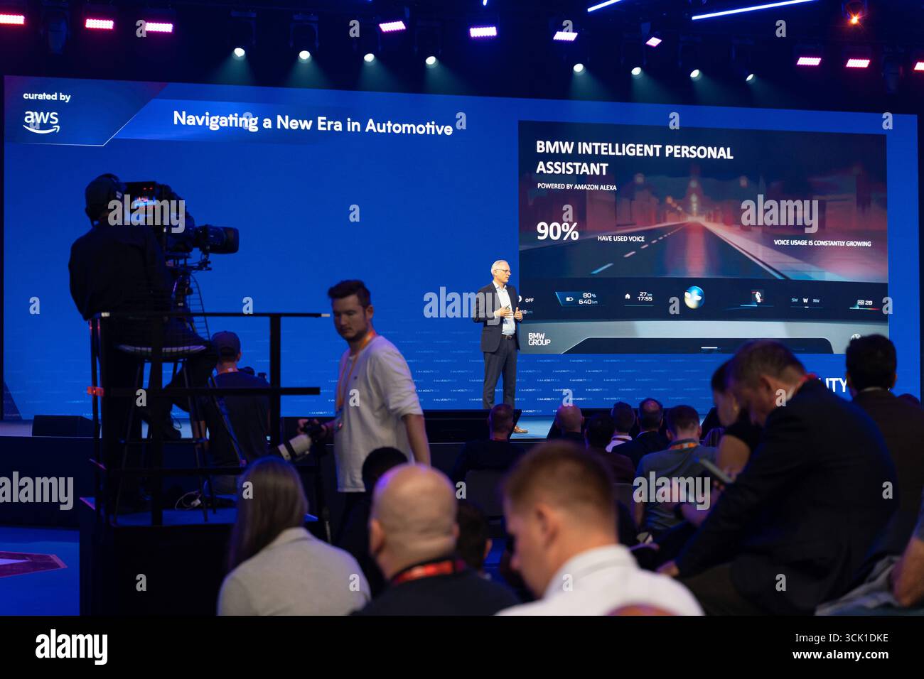 Munich, Bavière, Allemagne - 9 septembre 2025 : Stephan Durach, vice-président directeur du développement des entreprises connectées, BMW Group, donne une présentation sur scène des systèmes d'assistance au salon Mobility 2025 à Munich. *** Stephan Durach Vice-président directeur du développement des entreprises connectées, BMW Group hält eine Präsentation auf der Bühne über Assistenzsysteme BEI der Mobility 2025 Messe à München. Banque D'Images