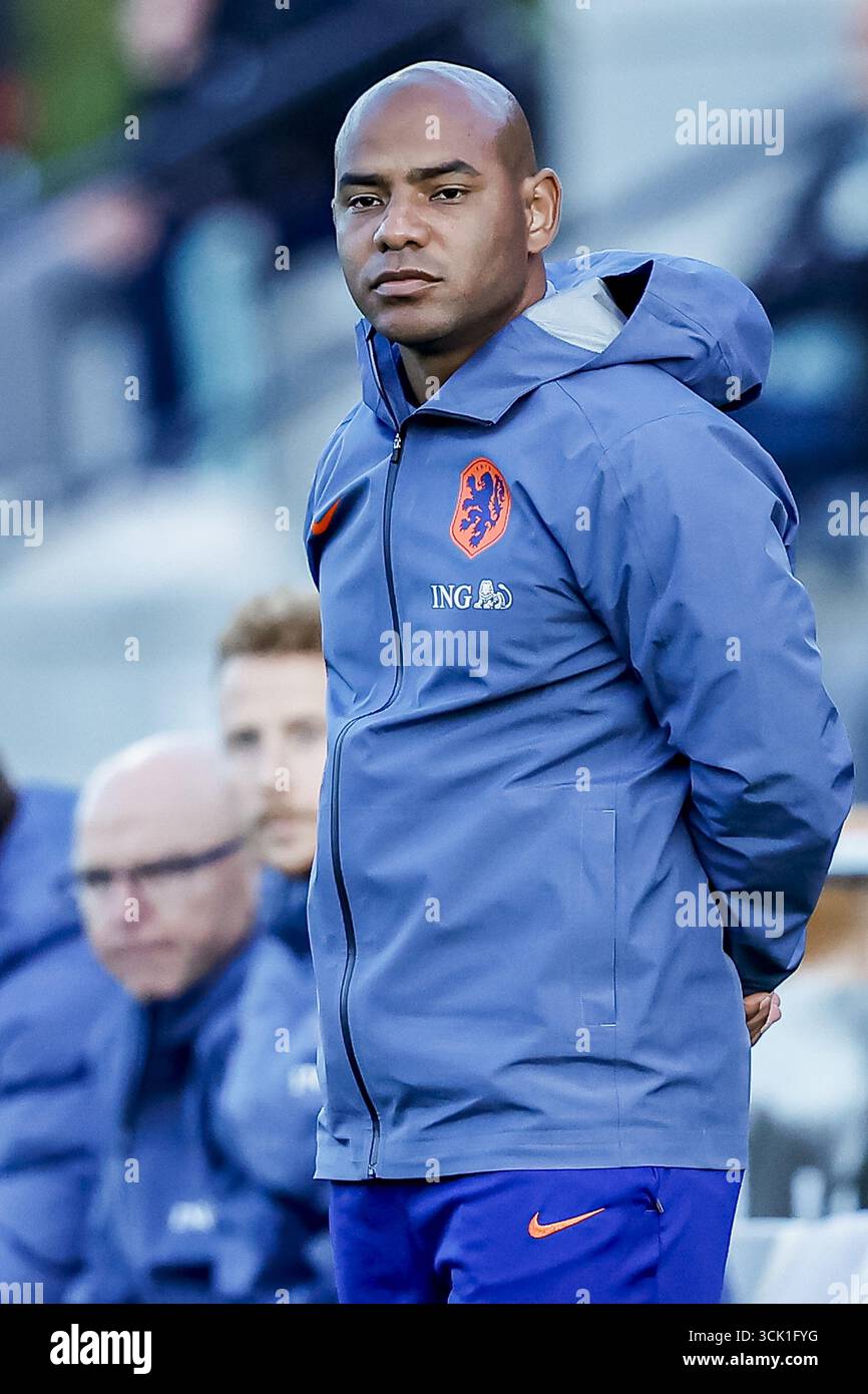 Grave, pays-Bas. 09th Sep, 2025. GRAVE, 09-09-2025, Sportpark de Kranenhof, saison 2025/2026, International Youth Friendly, match entre les pays-Bas u17 et la Belgique u17. Photos montre pays-Bas entraîneur / entraîneur U17 Gillian Justiana (photo par Pro Shots/SIPA USA) crédit : SIPA US/Alamy Live News Banque D'Images