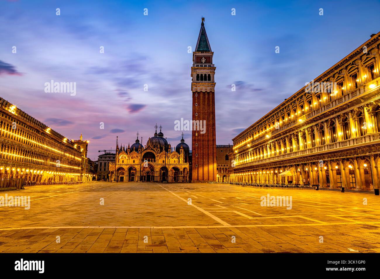 Vide la place Saint Marc au lever du soleil Banque D'Images