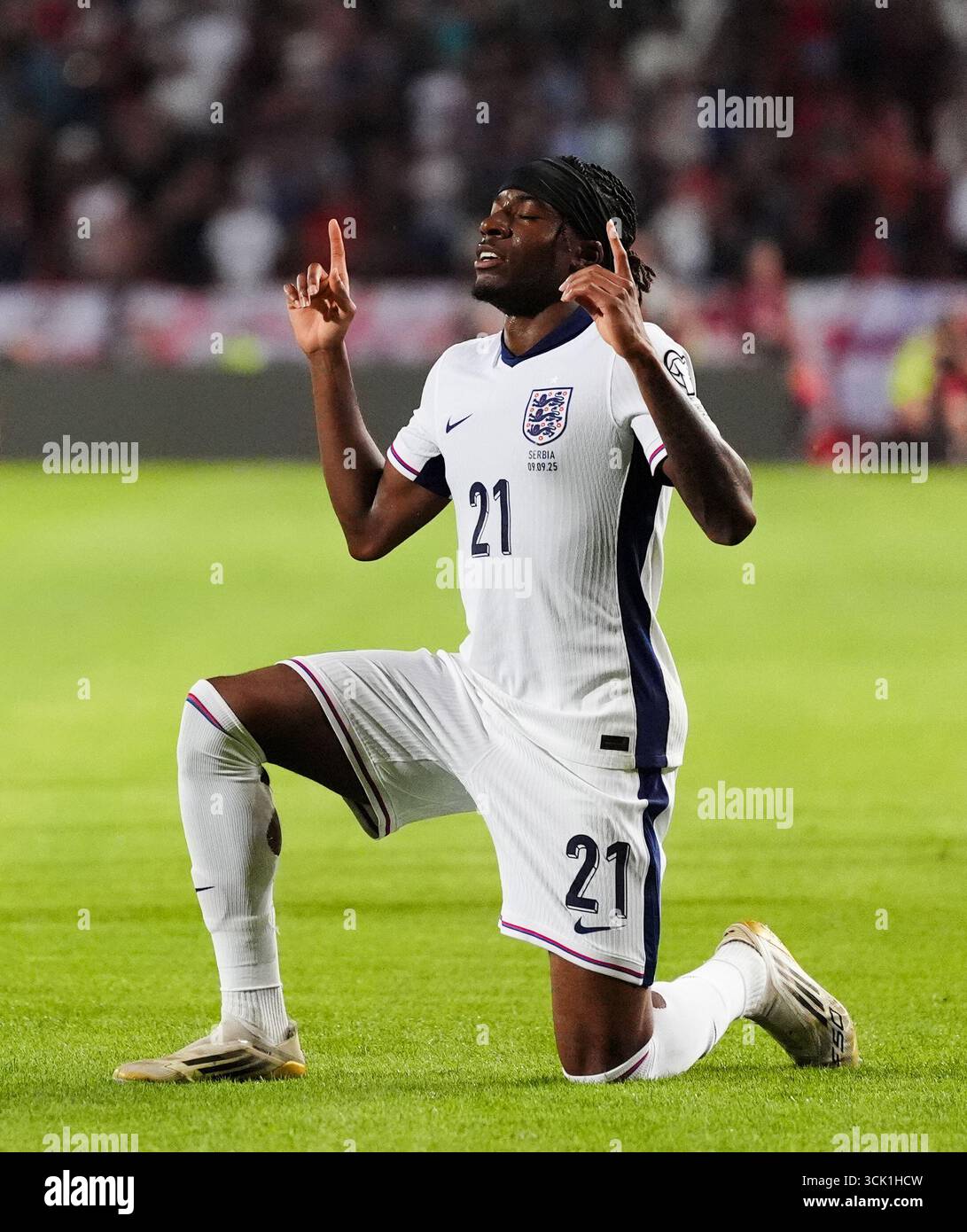 L'Anglais Noni Madueke célèbre avoir marqué son deuxième but lors du match de qualification pour la Coupe du monde de la FIFA 2026, Groupe K au stade Rajko Mitic de Belgrade. Date de la photo : mardi 9 septembre 2025. Banque D'Images