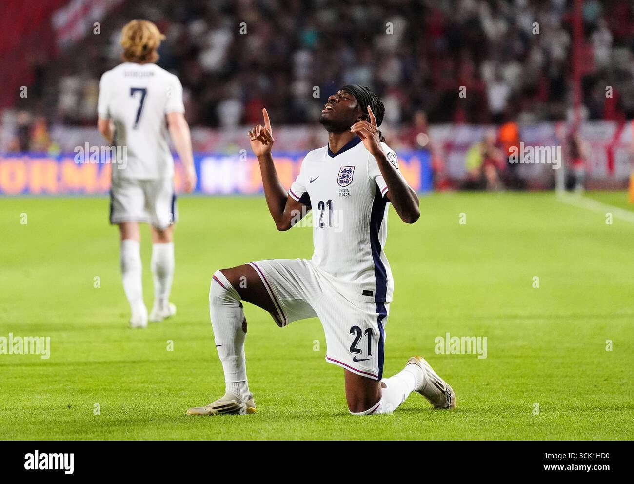 L'Anglais Noni Madueke célèbre avoir marqué son deuxième but lors du match de qualification pour la Coupe du monde de la FIFA 2026, Groupe K au stade Rajko Mitic de Belgrade. Date de la photo : mardi 9 septembre 2025. Banque D'Images
