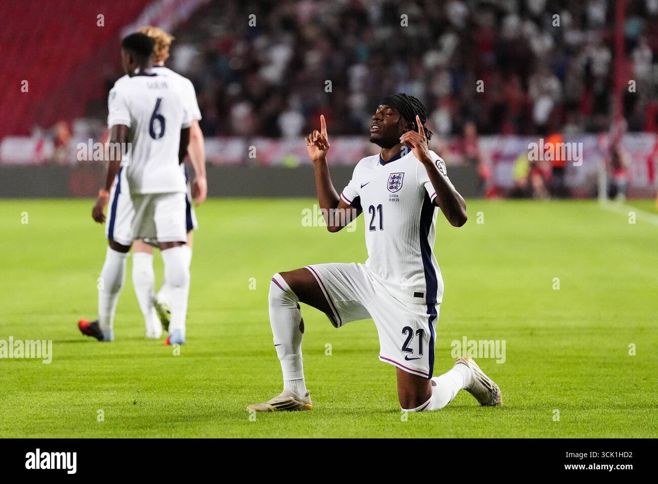 L'Anglais Noni Madueke célèbre avoir marqué son deuxième but lors du match de qualification pour la Coupe du monde de la FIFA 2026, Groupe K au stade Rajko Mitic de Belgrade. Date de la photo : mardi 9 septembre 2025. Banque D'Images