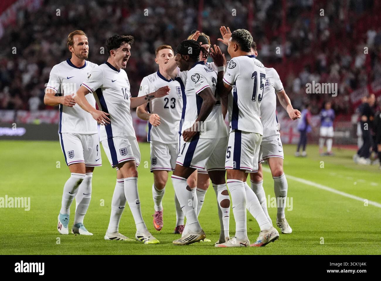 L'Anglais Noni Madueke célèbre avoir marqué son deuxième but avec ses coéquipiers lors du match de qualification pour la Coupe du monde de la FIFA 2026, Groupe K au stade Rajko Mitic de Belgrade. Date de la photo : mardi 9 septembre 2025. Banque D'Images