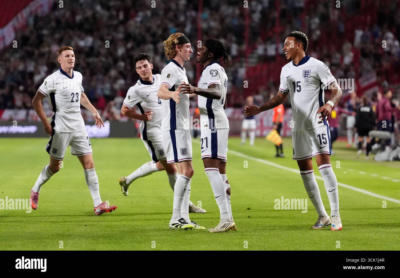 L'Anglais Noni Madueke célèbre avoir marqué son deuxième but avec ses coéquipiers lors du match de qualification pour la Coupe du monde de la FIFA 2026, Groupe K au stade Rajko Mitic de Belgrade. Date de la photo : mardi 9 septembre 2025. Banque D'Images